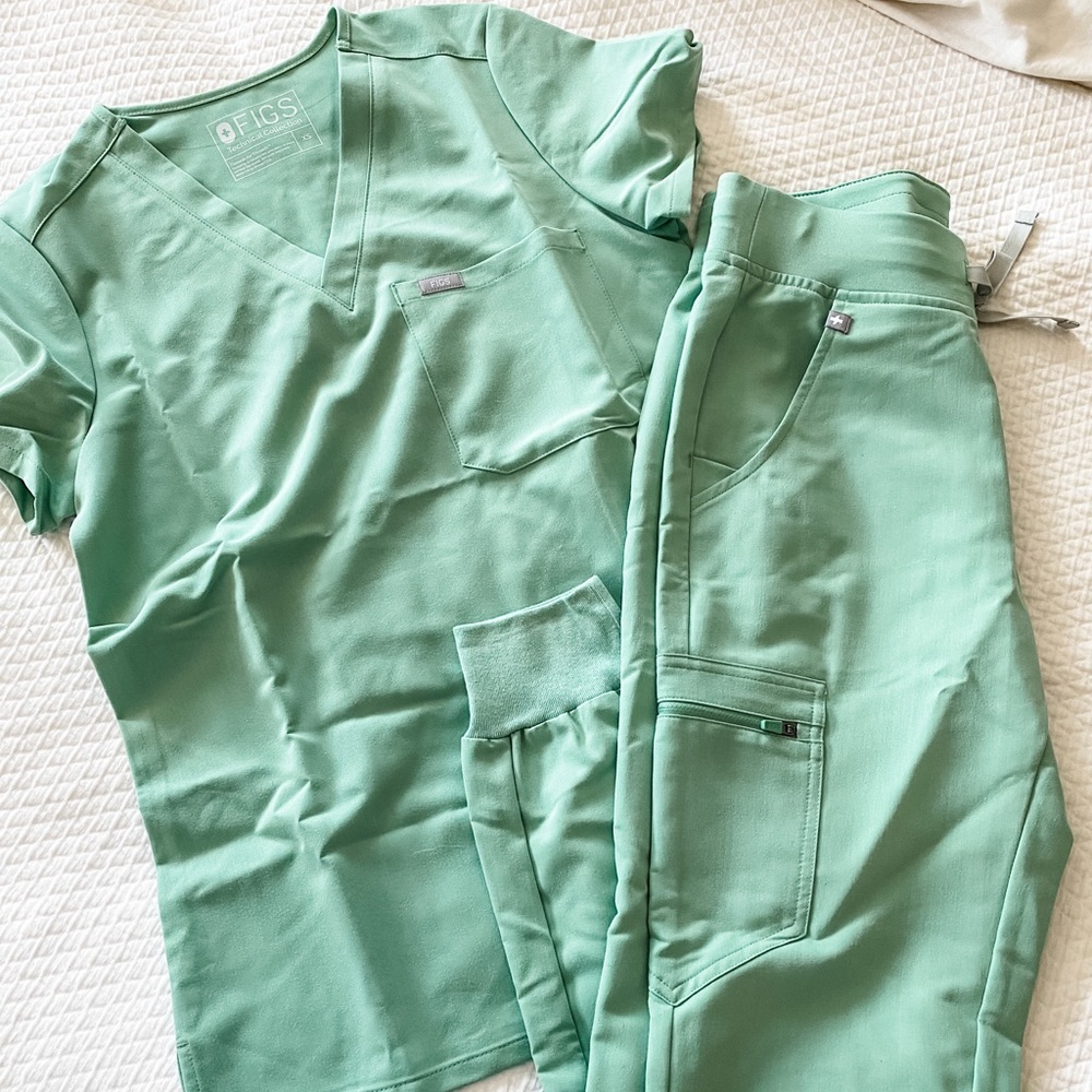 Figs XS scrub top & XS scrub joggers in Jade!